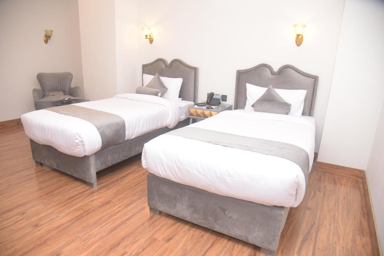 The Rich Hotel & Apartments Lahore Extérieur photo