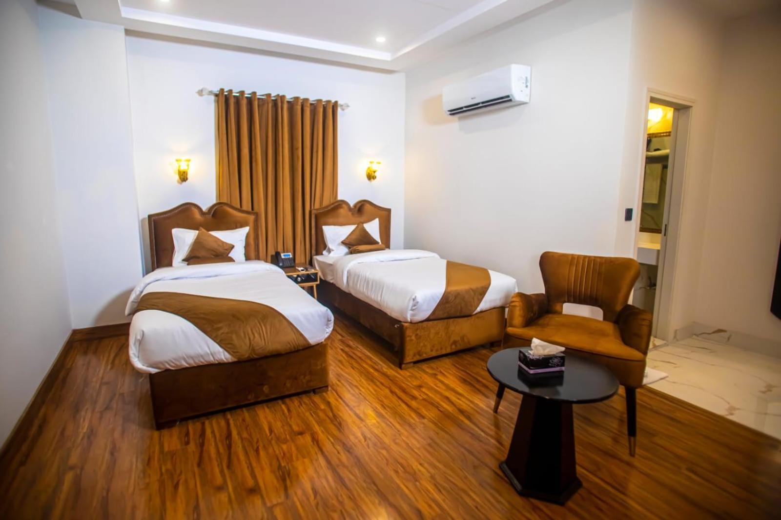 The Rich Hotel & Apartments Lahore Extérieur photo
